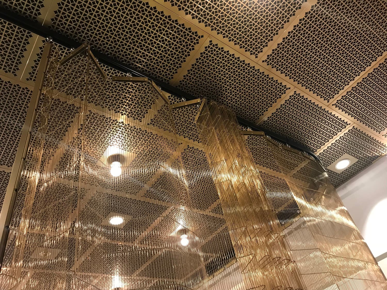 METAL CURTAINS MOUNTED WITH FOLDING PROFILES