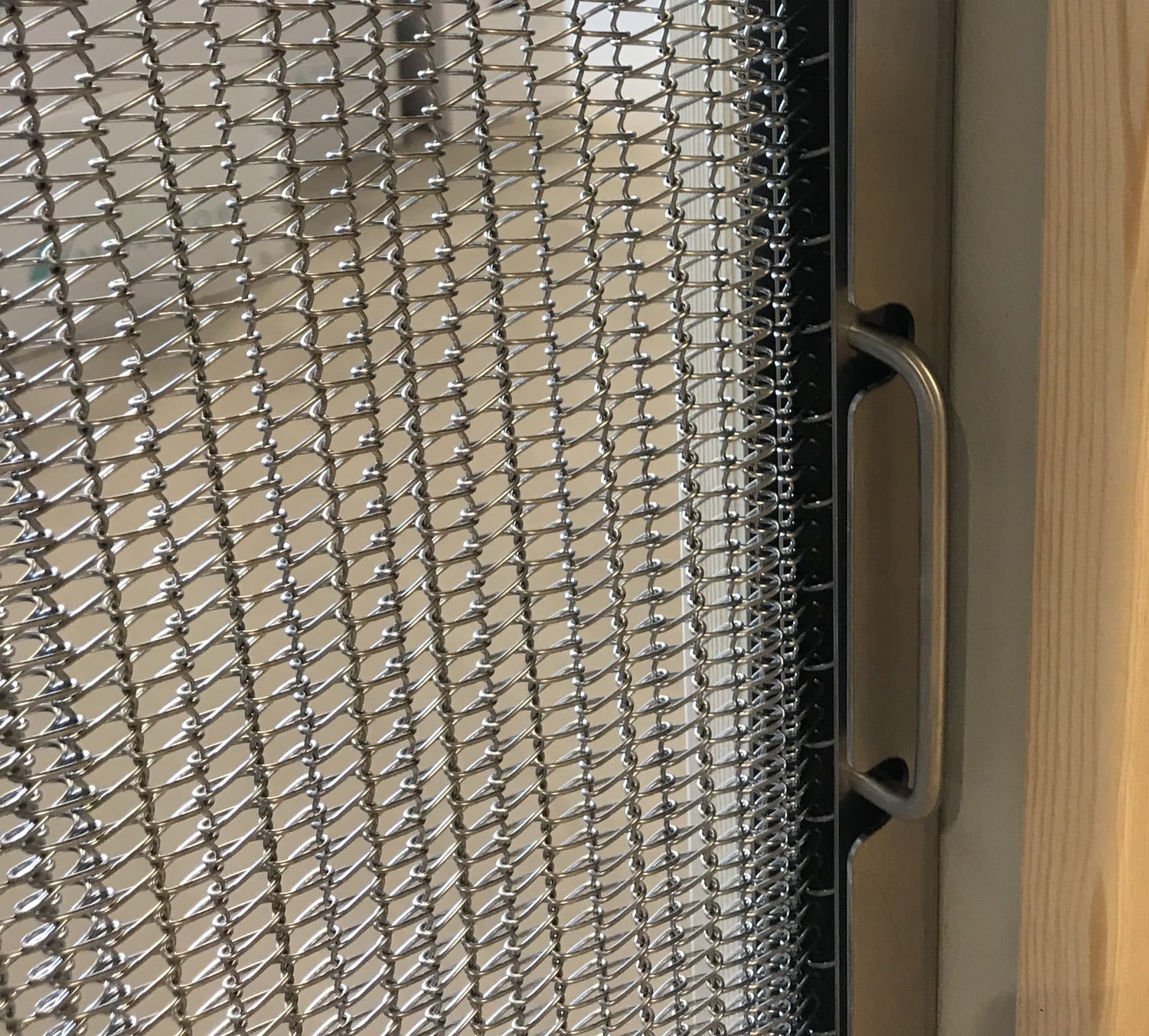  METAL CURTAIN WITH WALL LOCK